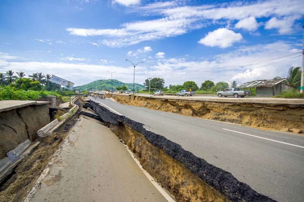 Shutterstock, effetti del terremoto sul manto stradale in Equador (Foto di Marco Carlo Stoppato)