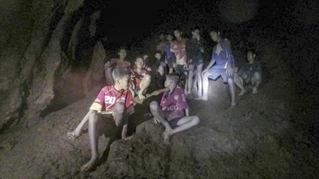 I giovani calciatori imprigionati nella grotta in Thailandia