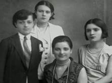 Una foto di Sabiha ( a destra) assieme alle sorelle adottive, Rukiye, Afef e Zerha Aylin